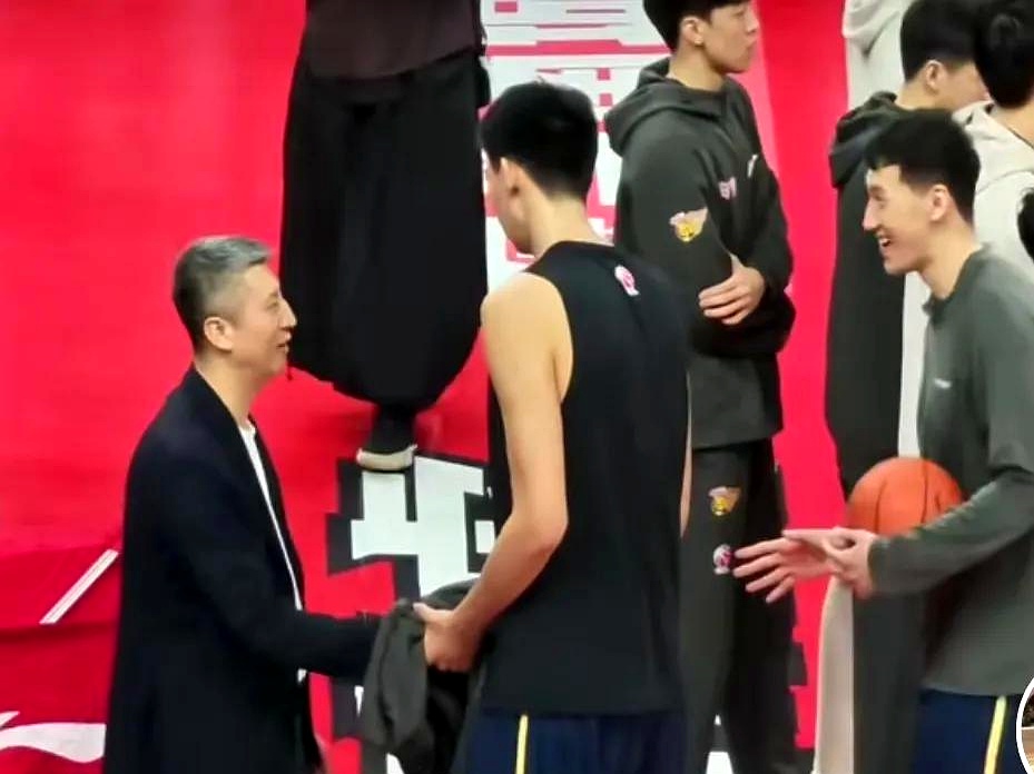 今晨体能课后,雷恩手感冰凉备战CBA常规赛,令人意外,细节决定成败 今晨体能课后,雷恩手感冰凉备战CBA常规赛,令人意外,细节决定成败