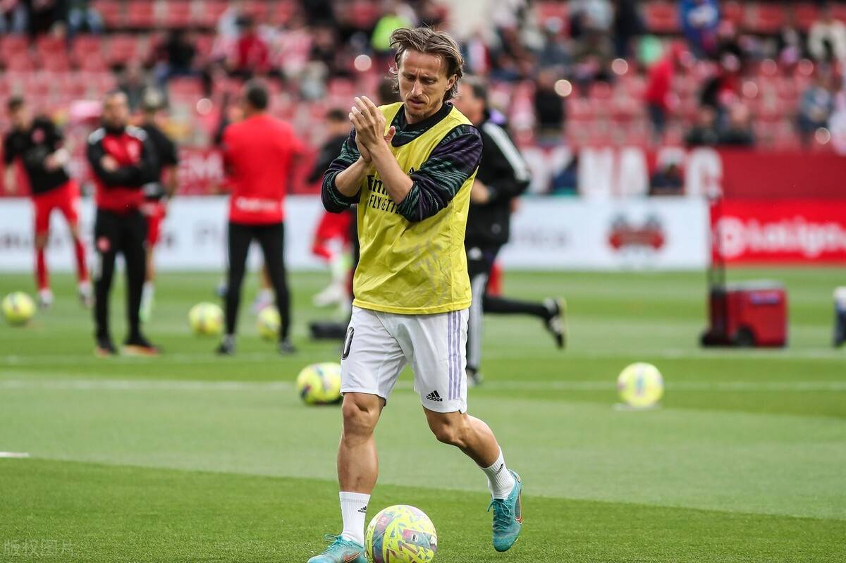  布莱顿训练开放日，国际比赛日远射贴柱引欢呼，欧冠在即，身体对抗强度拉满