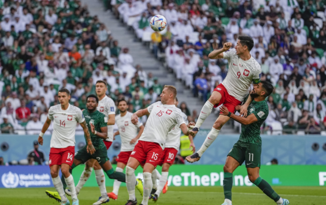 莱万多夫斯基爆冷击败老鹰，回归赛场引爆全场！的简单介绍